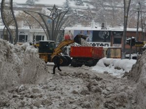 Hakkari'de 3 bin 700 kamyon kar taşındı