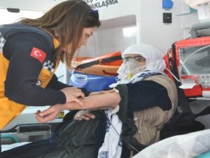 Kaldırımda yürüyen kadının başına kar kütlesi düştü