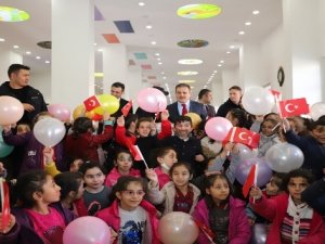 Vali Akbıyık, çocuklarla zeka oyunu oynadı