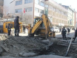 Hakkari'de bozulan yollar onarılıyor