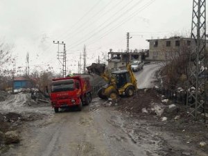 Hakkari'de kış mevsimi etrafa atılan kömür külleri temizleniyor