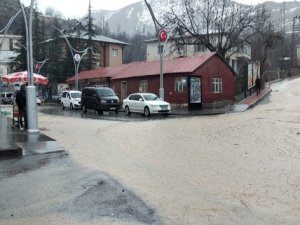 Çukurca'da etkili olan sağanak sele dönüştü