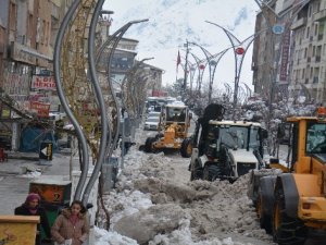 Hakkari'de kamyonlarla kar taşınıyor