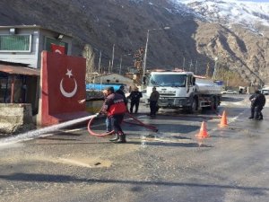 Hakkari'de polis kontrol noktaları dezenfekte edildi