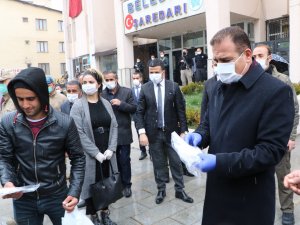Vali Akbıyık Belediye Önünde Ücretsiz Maske Dağıttı