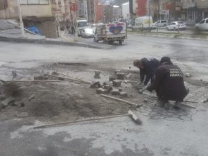 Hakkari'de Bozuk Yollar Onarılıyor
