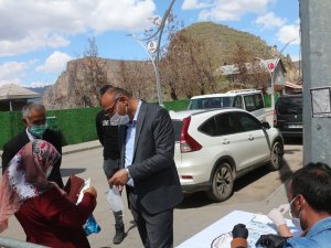 Çukurca Belediyesi Ücretsiz Maske Dağıttı