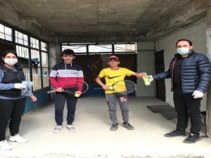 Tenis antrenörlerinden malzeme dağıtımı