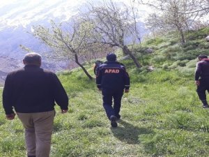 Kayalıklarda mahsur kalan keçi kurtarıldı
