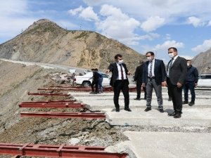 Vali Akbıyık, Zap Vadisi'nde incelemede bulundu