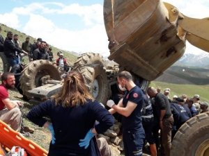 Yüksekova'da traktör devrildi: Sürücü 2 saat sonra kurtarılabildi