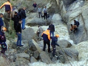 Hakkari'de dereye düşen çocuğun cansız bedenine ulaşıldı