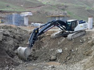 Heyelandan dolayı 3 gündür kapalı olan Yüksekova-Van karayolunda hummalı çalışma