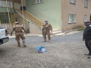 Jandarma fitrelerini köylüye bağışladı