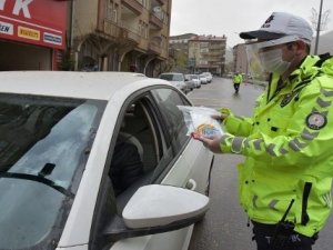 Trafik ekipleri maske dağıttı