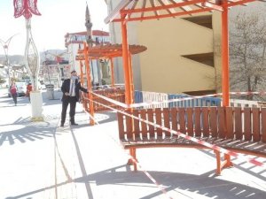 Hakkari'de banklara şerit çekildi
