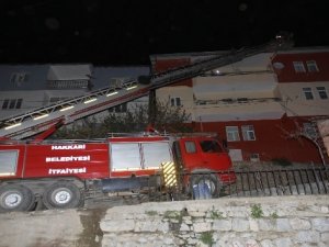 Hakkari'de şiddetli fırtına çatıları uçurdu