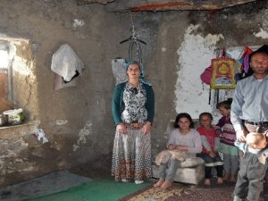 Yıkık dökük evde yaşayan aile yardım bekliyor