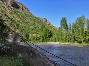 Hakkari’de Asma Köprü Sular Altında Kaldı