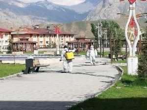 Hakkari'de çocuk parkları dezenfekte edildi
