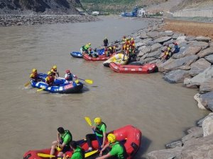 Zap Nehri'nde rafting heyecanı