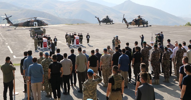 HAKKARİ'DE ŞEHİT ASKERLER İÇİN TÖREN DÜZENLENDİ