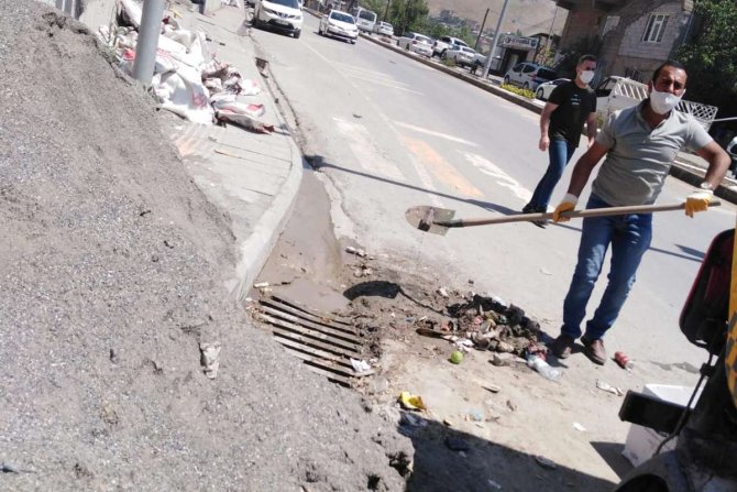 Yağmursuyu ızgaralarına atılan çöpler temizlendi