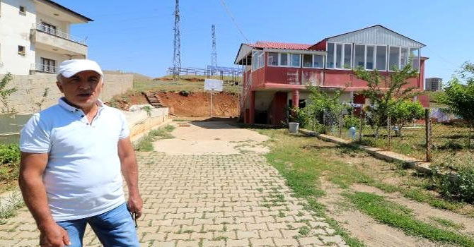 Hakkari'nin Yüksekova ilçesinde Süleyman Dayan, bahçesine 40 bin lira maliyetle kurduğu güneş panelleriyle evinin elektrik ihtiyacını karşılıyor.