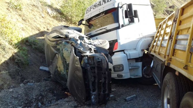 Hakkari’de trafik kazası 2 yaralı