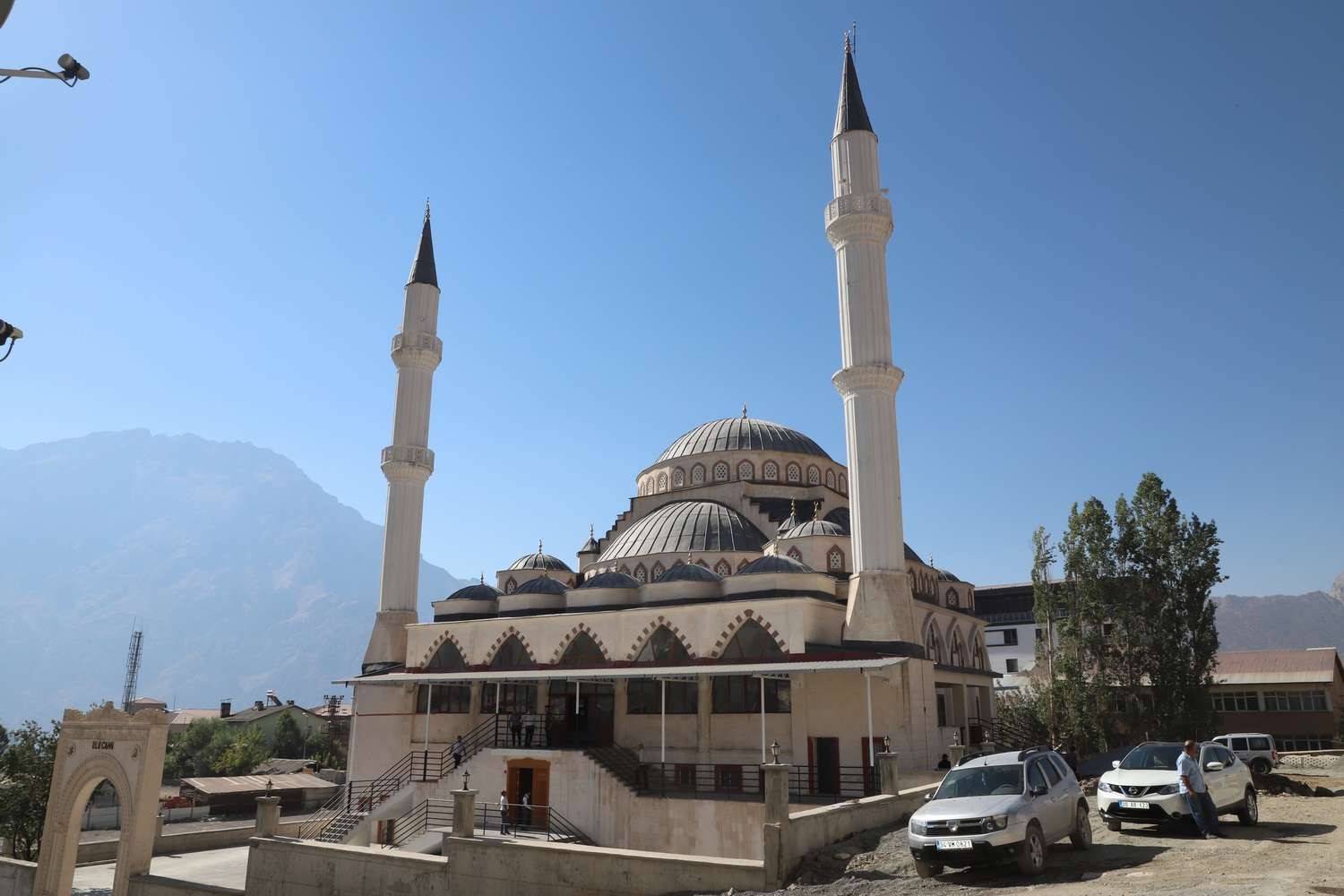 Hakkari’nin en büyük camisi dualarla ibadete açıldı