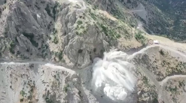 Çukurca'da yol yapım çalışması