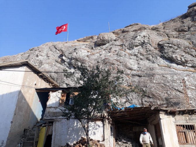 Hakkari’de düşen kayalar hasara yol açtı