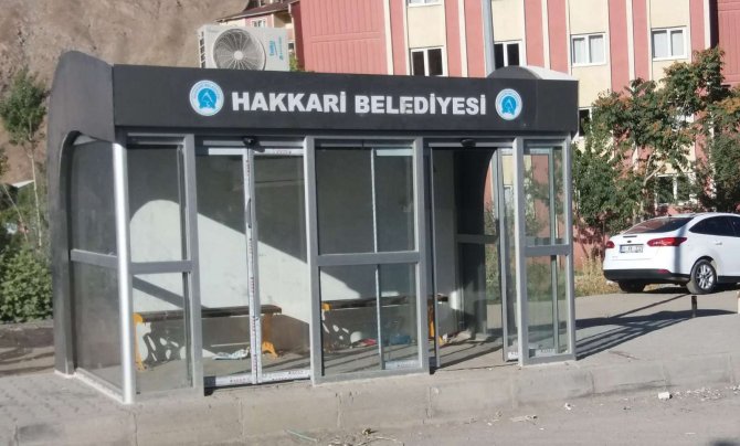 Hakkari’de otobüs durağı ne hale geldi!