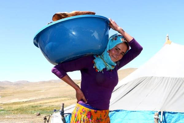 Göçer kadınlar, kışlık yiyeceklerini imece usulü hazırlıyor