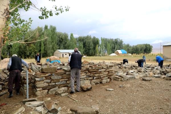 YÜKSEKOVALI AİLE YILAN KORKUSUYLA YENİ EV YAPIYORLAR