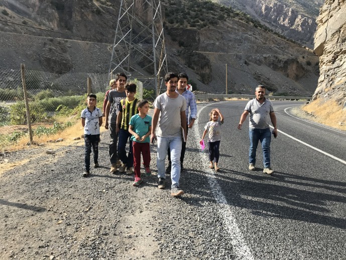 Hakkari'de EBA’ya erişim için Zap’a yürüyorlar