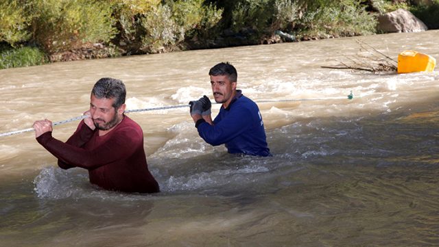 Tehlikeyi göze alıp, Zap Suyu'ndan odun topluyorlar