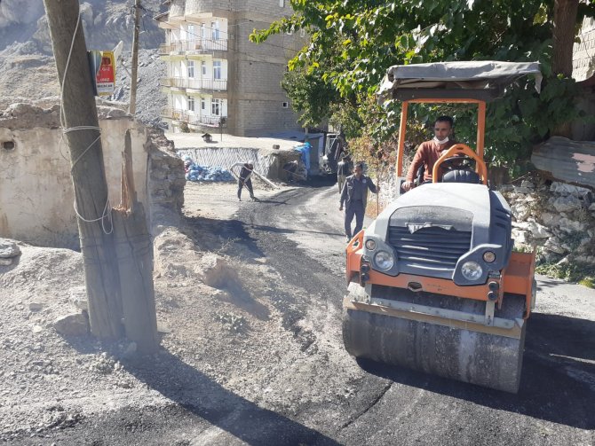 Hakkari’de asfalt yama çalışmaları sürüyor