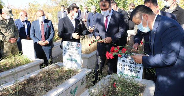Erciş'te depremde yaşamını yitirenler mezarları başında anıldı