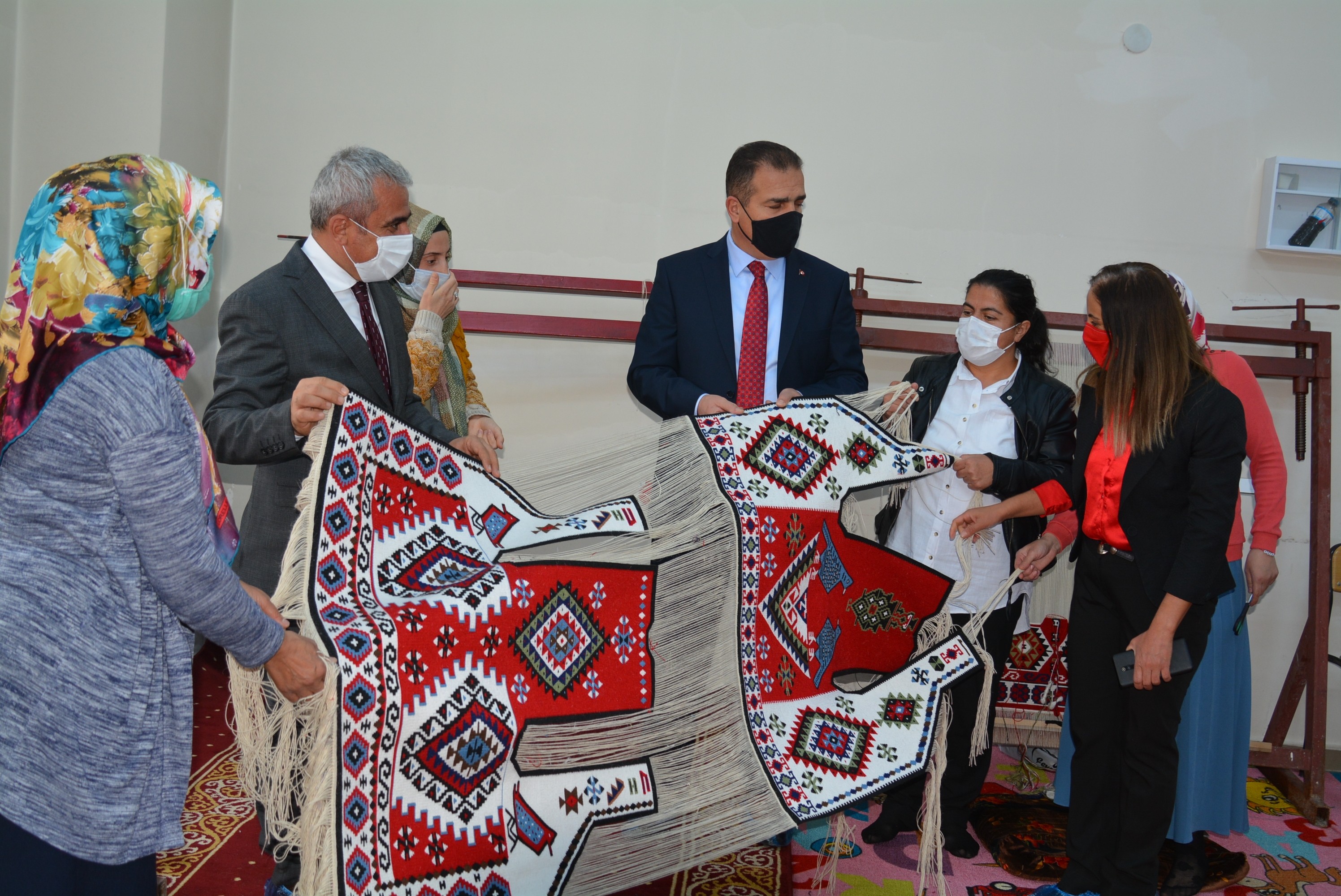 Vali Akbıyık, yöresel kilim yeleğe hayran kaldı