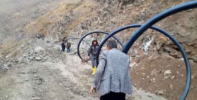 YÜKSEKOVA'DA İMECE USULÜ SU ŞEBEKELERİ ONARILDI