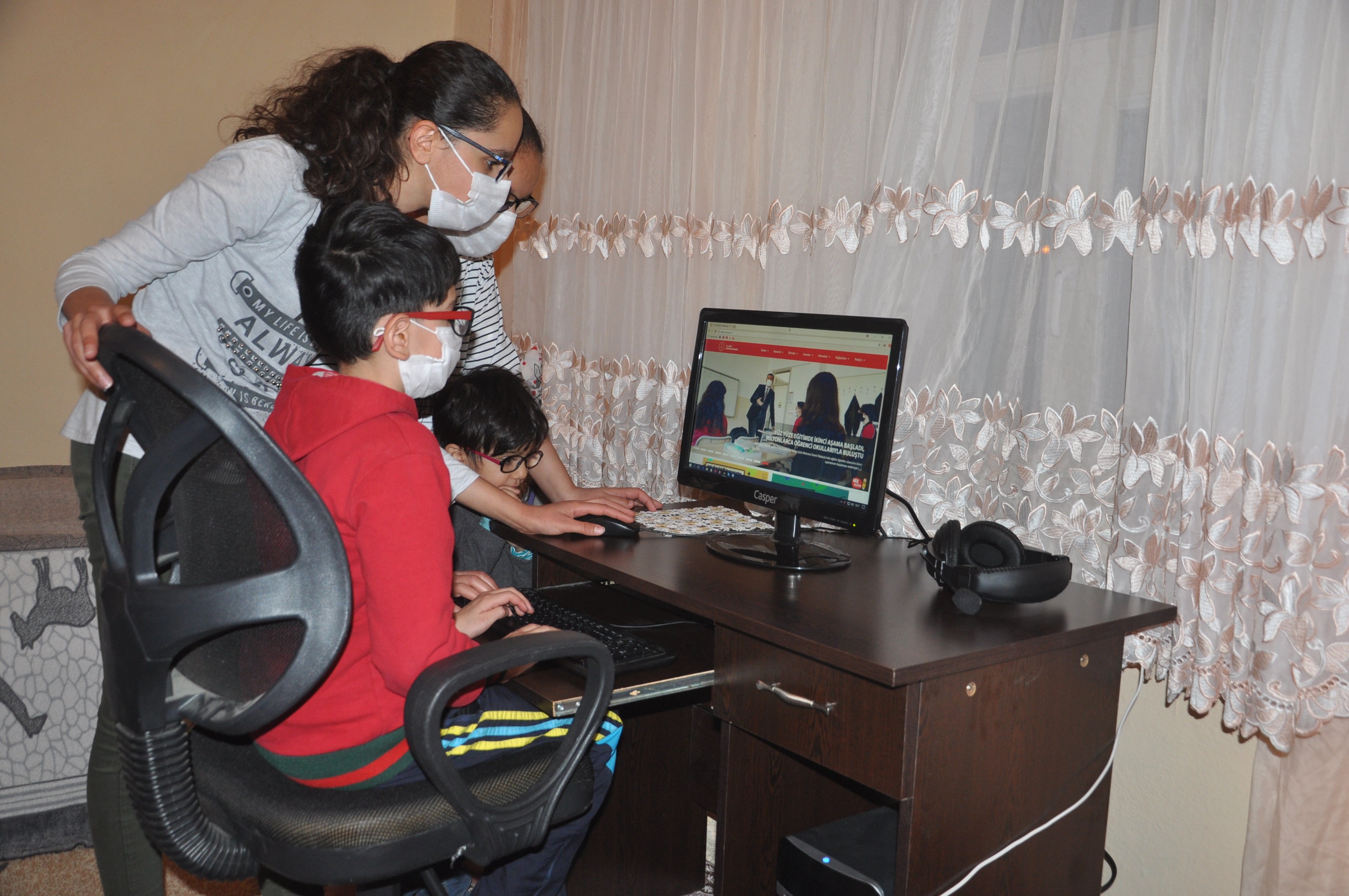 Yüksekovalı kardeşlere bilgisayar desteği