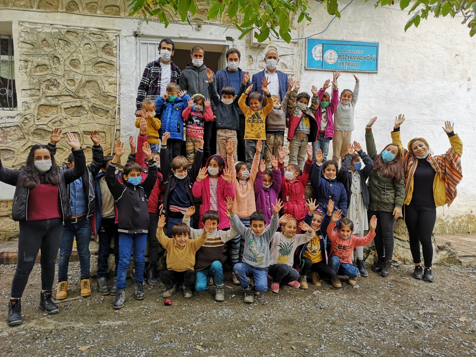 'Bir Oyuncak Da Senden" ekibi köy yollarında