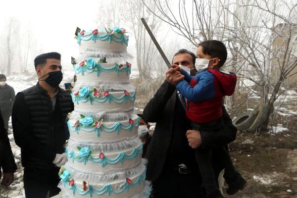 Yüksekovalı Enis, bu kez kardan pastayla değil, 7 katlı gerçek pastayla doğum gününü kutladı