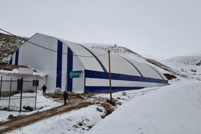 Esendere ilk kez kapalı halı sahaya kavuştu