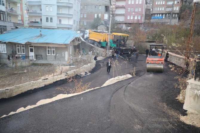 Hakkâri’de ara sokaklara ilk defa asfalt serildi