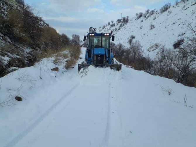 Sınırında kar temizleme çalışması