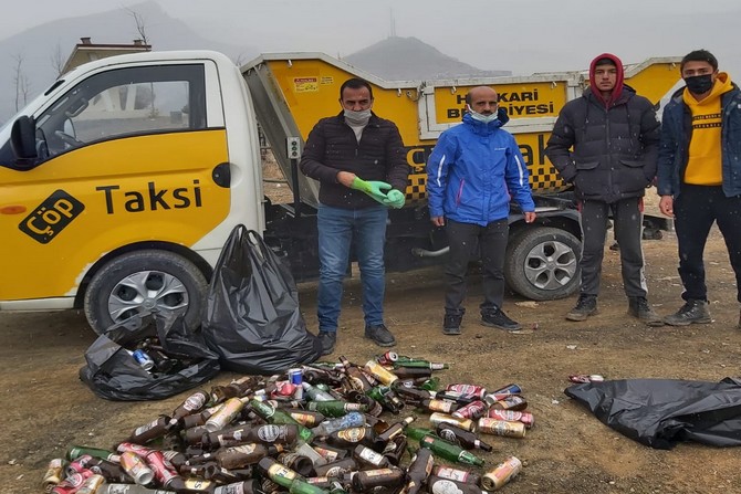 Karşıyaka mezarlığı bira şişelerinden temizlendi