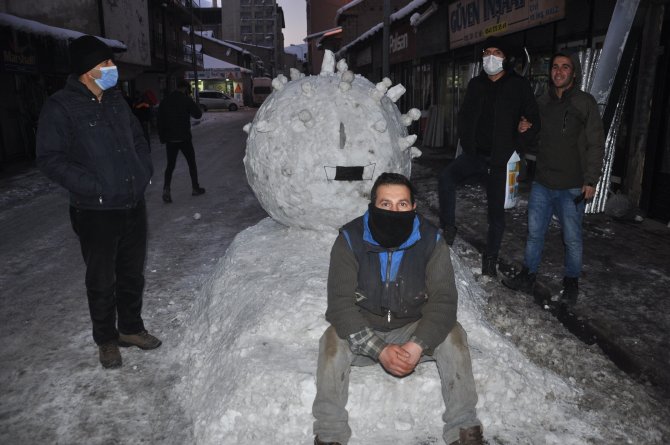 Yüksekovalı esnaf kardan korona virüs yaptılar