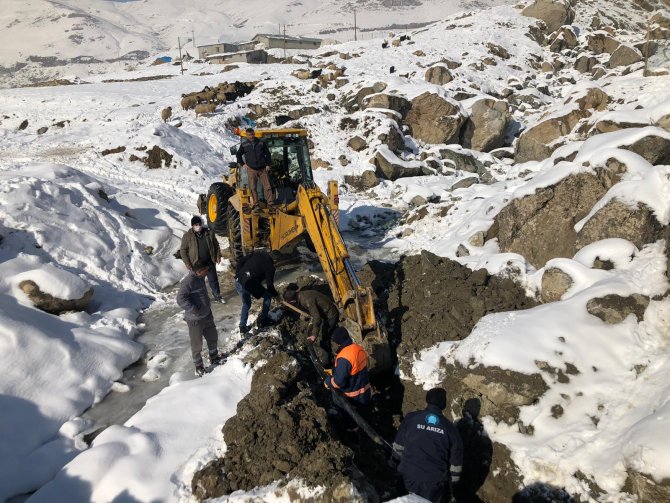 Hakkari su arıza ekibinin zorlu mesaisi